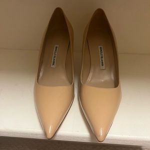 NWOT Manolo Blahnik nude kitten heel